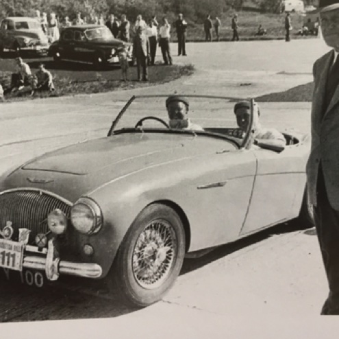 Au contrôle avec l'Austin Healey de son cousin Billy Potts, JIm co-pilote avec son bonnet de marin...
© Graham Gault Au contrôle avec l'Austin Healey de son cousin Billy Potts, JIm co-pilote avec son bonnet de marin...
© Graham Gault